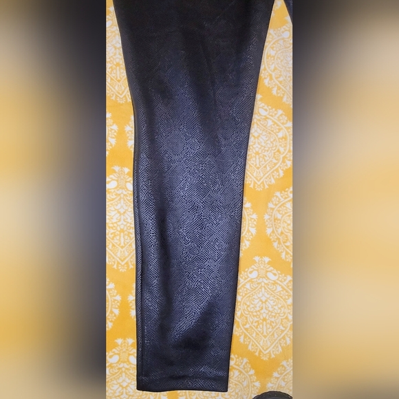 NYCC Black Textured Leggings Women’s Size L Faux Leather Look Stretch Pants... - Picture 7 of 9